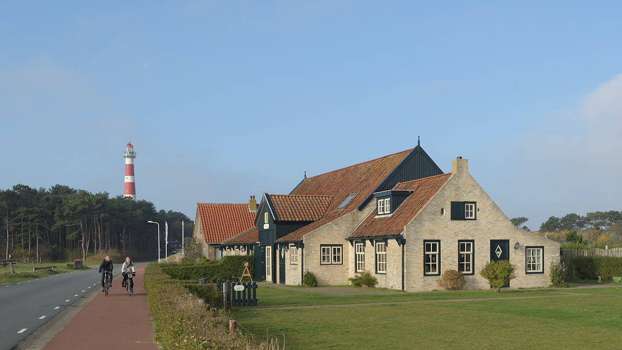 Ameland, appartementencomplex de Blieke met Vuurtoren in de achtergrond