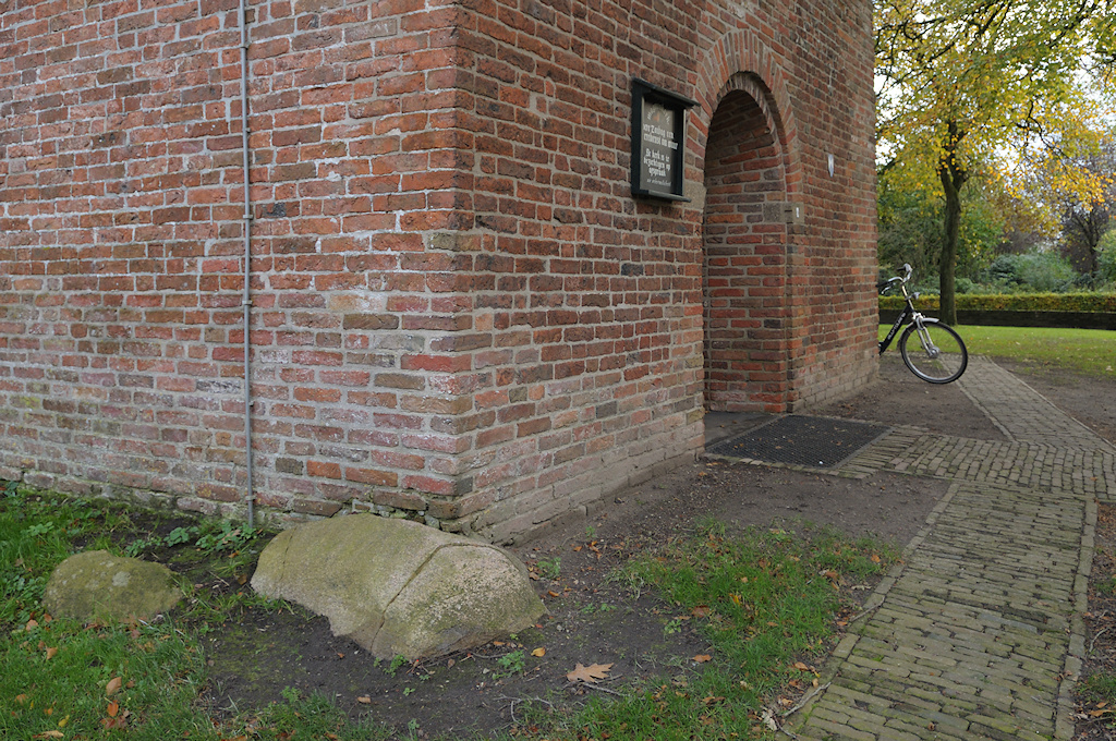 Anloo, zwerfsteen in de fundering van de Magnuskerk