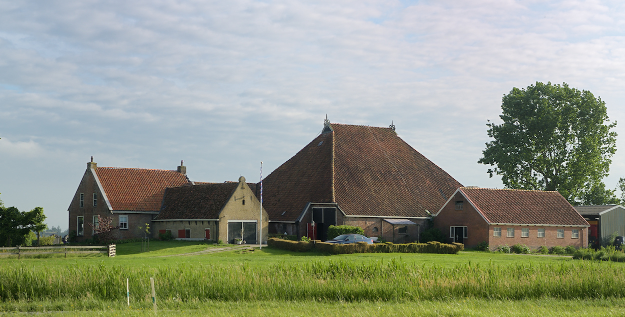 Kop-hals-rompboerderij met uitgebouwde Melkkelder bij Akkrum