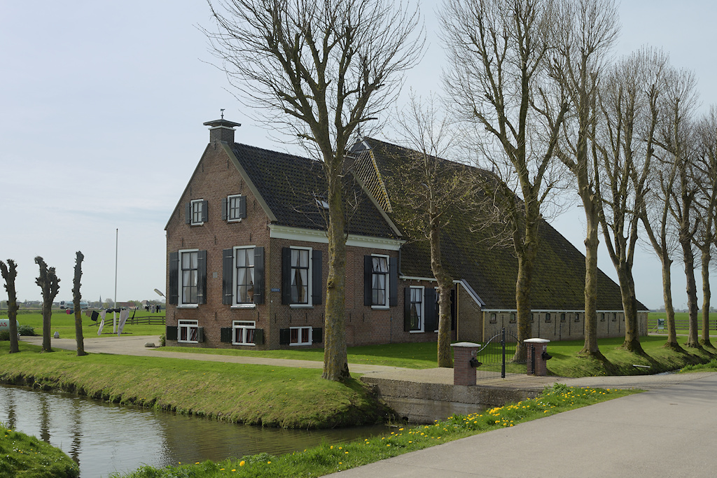 Kop-hals-rompboerderij met Melkkelder onder het woonhuis
