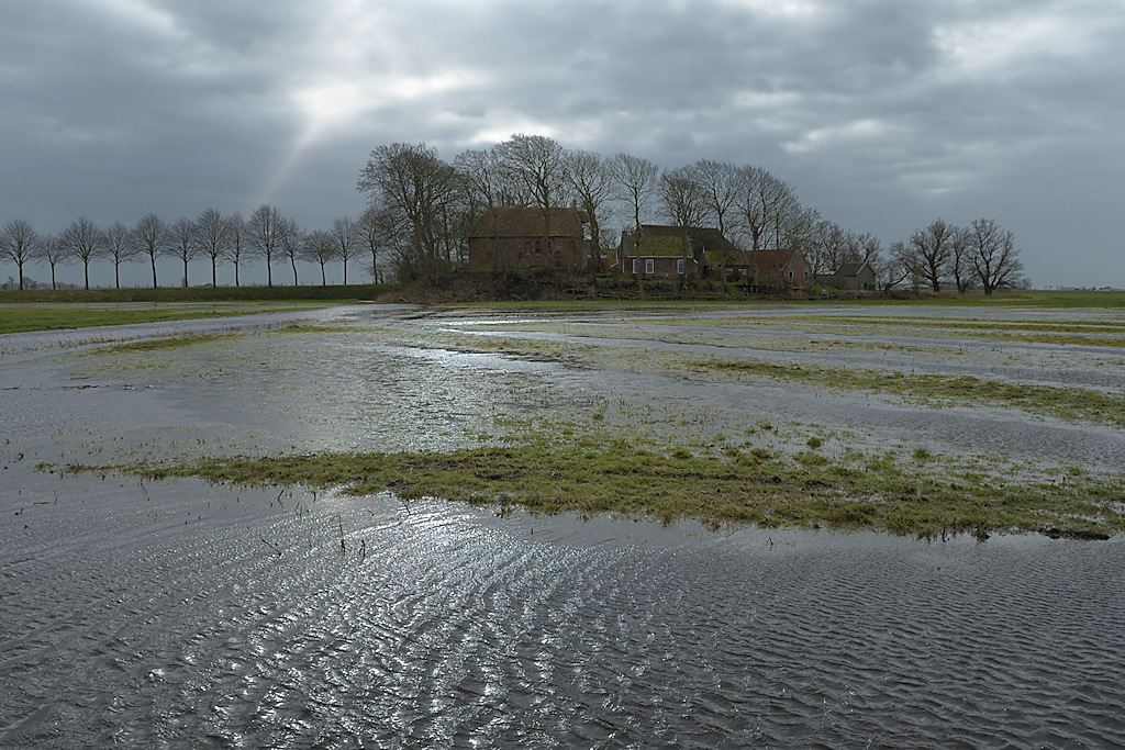 Terpdorp Jannum als eiland in de ondergelopen weilanden