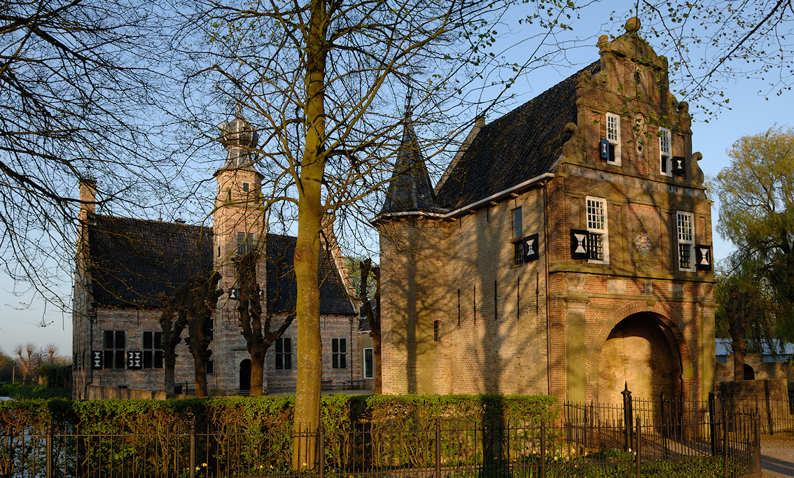 Poptaslot met poortgebouw