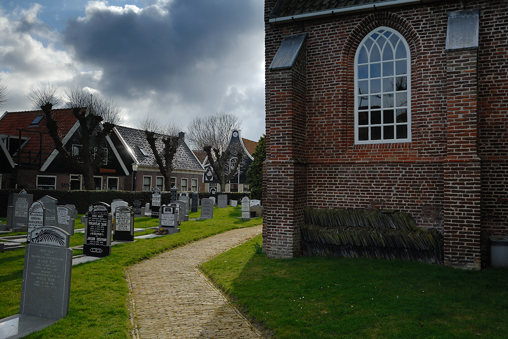 Texel, kerk met kerkhof van Oosterend